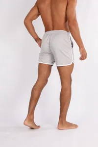 Rückansicht graue schnelltrocknende Mesh-Sportshorts für Herren mit weißen Paspeln
