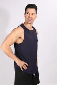 Detailweergave van heren marineblauw geribbeld sporttanktop die de pasvorm toont