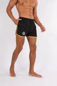 Schnell trocknende Herren-Sportshorts für Laufen und Fitness mit gelber Akzentfarbe