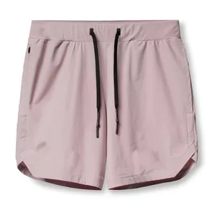 Vista dettagliata dei pantaloncini running 2-in-1 rosa da uomo con lacci neri.