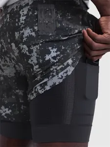 Détail du short de course camo 2-en-1 pour hommes avec poche de téléphone intégrée