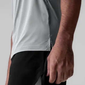 Détail du tissu en maille respirante et de la fente latérale sur un débardeur gris sport