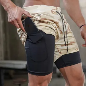 Vista dettagliata della tasca nascosta per cellulare sui pantaloncini 2-in-1 camo.