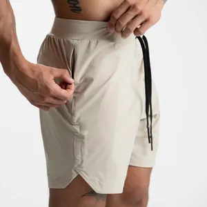 Dettaglio dei pantaloncini sportivi beige da uomo con tasca con zip e vita con coulisse