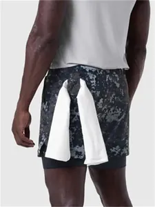 Short de course 2-en-1 pour homme avec motif camouflage et boucle serviette