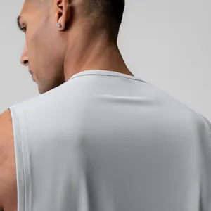 Gros plan sur le tissu en maille respirante grise d'un débardeur de sport homme