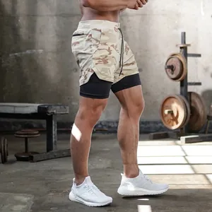 Dettaglio dei pantaloncini fitness mimetici a doppio strato da uomo in una palestra.