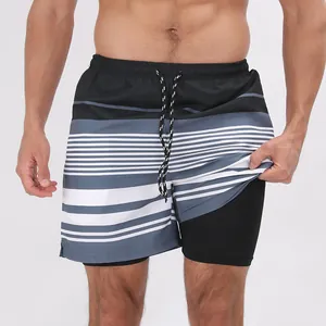 Vue détaillée du short de plage double couche pour homme avec doublure de compression