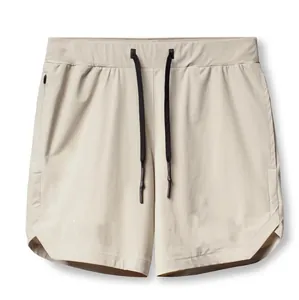 Dettaglio di pantaloncini sportivi beige da uomo a asciugatura rapida con coulisse nera.