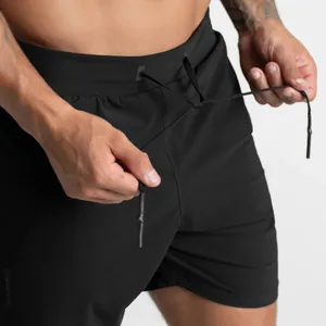 Dettaglio della vita dei pantaloncini da corsa 2-in-1 neri da uomo con coulisse regolabile