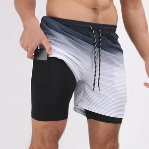Détail du short de sport 2-en-1 montrant la poche cachée pour téléphone à l'intérieur.