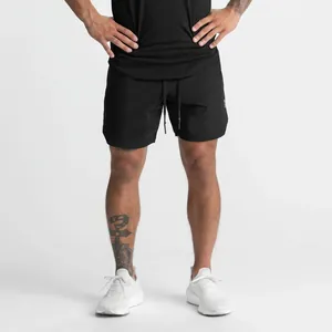 Dettaglio degli shorts sportivi neri 2-in-1 da uomo con coulisse mostrati sul modello