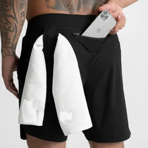 Dettaglio dei pantaloncini fitness uomo con passante per asciugamano e tasca
