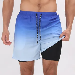 Gros plan sur un short de sport double couche pour homme avec dégradé bleu et doublure noire.