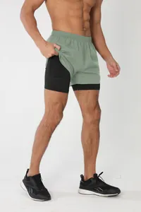 Détail rapproché du short de course 2-en-1 à séchage rapide pour homme avec poche intérieure