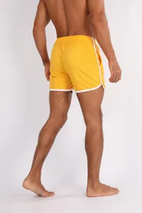 Detaillierte Rückansicht der gelben Herren-Laufshorts aus Mesh mit weißem Besatz
