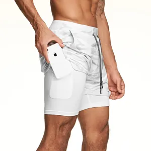 Dettaglio dei pantaloncini sportivi 2-in-1 da uomo con tasca interna per cellulare.