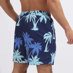 Gros plan sur short de plage homme imprimé palmiers bleus taille élastique