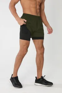 Détail du short de course 2-en-1 vert olive pour homme avec poche intérieure