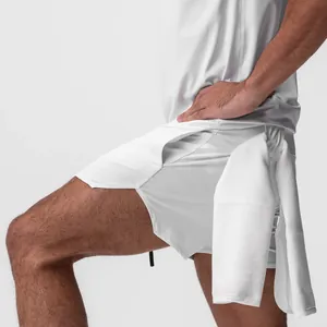 Dettaglio laterale dei pantaloncini sportivi maschili in mesh bianco con passante per asciugamano