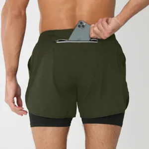 Détail du short de course pour homme avec poche arrière zippée dissimulée pour téléphone.