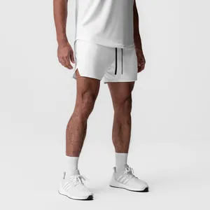 Vista dettagliata di pantaloncini sportivi bianchi in mesh ad asciugatura rapida per uomo