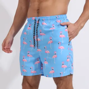 Gros plan d'un short de bain bleu ciel pour hommes avec motif de flamant rose imprimé