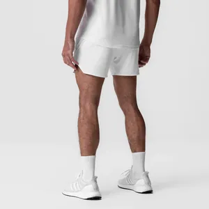 Vista posteriore di pantaloncini sportivi da uomo bianchi in mesh traspirante e corsa