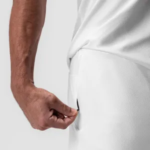 Dettaglio della tasca con cerniera sui pantaloncini sportivi bianchi traspiranti