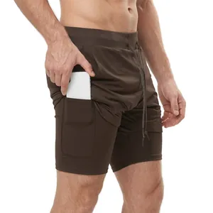 Pantaloncini sportivi marroni a doppio strato da uomo con pratica tasca per cellulare
