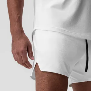 Primo piano dei pantaloncini sportivi in mesh bianco ad asciugatura rapida con spacco laterale