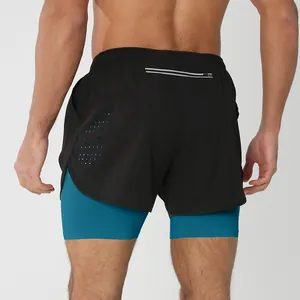 Détail du short de course 2 en 1 pour homme avec doublure bleu sarcelle et bande.