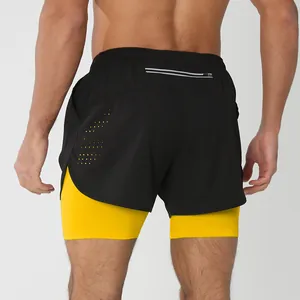 Vue arrière du short de course 2 en 1 pour homme avec doublure jaune.