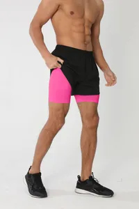 Détail de la poche de téléphone cachée dans la doublure rose du short de course noir.