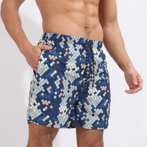 Vue détaillée du short de plage pour hommes avec imprimé mosaïque et cordon de serrage