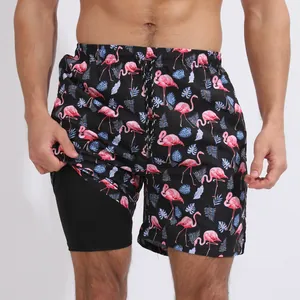 Détail montrant la doublure intérieure du short de bain pour hommes à motif flamant rose