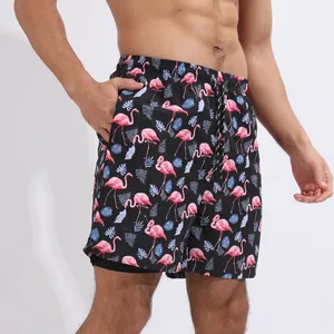 Vue détaillée de short de plage pour homme avec imprimé flamant rose et cordon de serrage