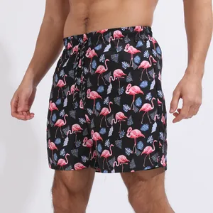 Vue détaillée du short de plage pour hommes avec le motif flamant rose et feuilles