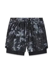Short de running 2 en 1 pour homme avec camouflage numérique gris et cordon.