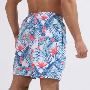 Détail de la vue arrière d'un short de plage pour homme avec imprimé floral et taille élastique.