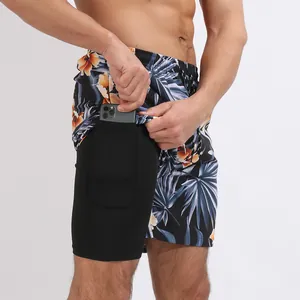Détail de la poche de téléphone intégrée sur le short de plage double couche pour homme.