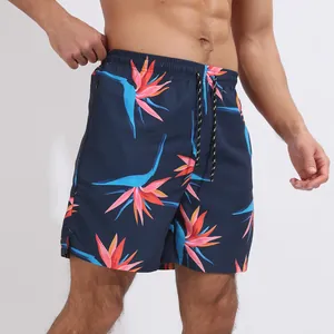 Gros plan du short de plage bleu foncé pour hommes avec imprimé floral oiseau de paradis