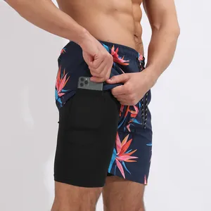 Gros plan sur la poche de téléphone intégrée au short de bain imprimé pour homme