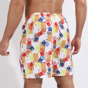 Vue arrière du short de bain pour homme avec motif de mains colorées et damier