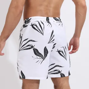 Vue arrière d'un short de plage blanc pour homme avec motif de feuilles noires