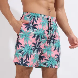 Détail du short de plage rose pour homme avec imprimé palmier et cordon de serrage