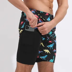 Détail du short 2-en-1 imprimé dinosaures pour hommes avec poche de téléphone intérieure