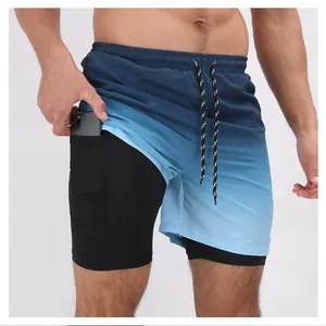 Short de sport 2-en-1 bleu dégradé pour homme avec une poche de téléphone intégrée.