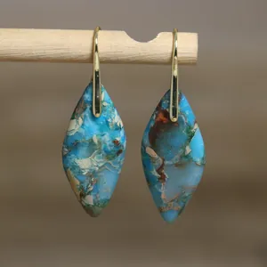 Nahaufnahme blauer Kaiserstein-Ohrringe mit natürlicher Marmorierung und Goldhaken