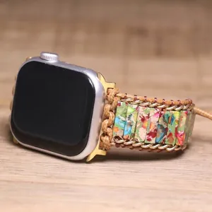 Vista dettagliata del cinturino boho in perle di pietra naturale per smartwatch colorati.